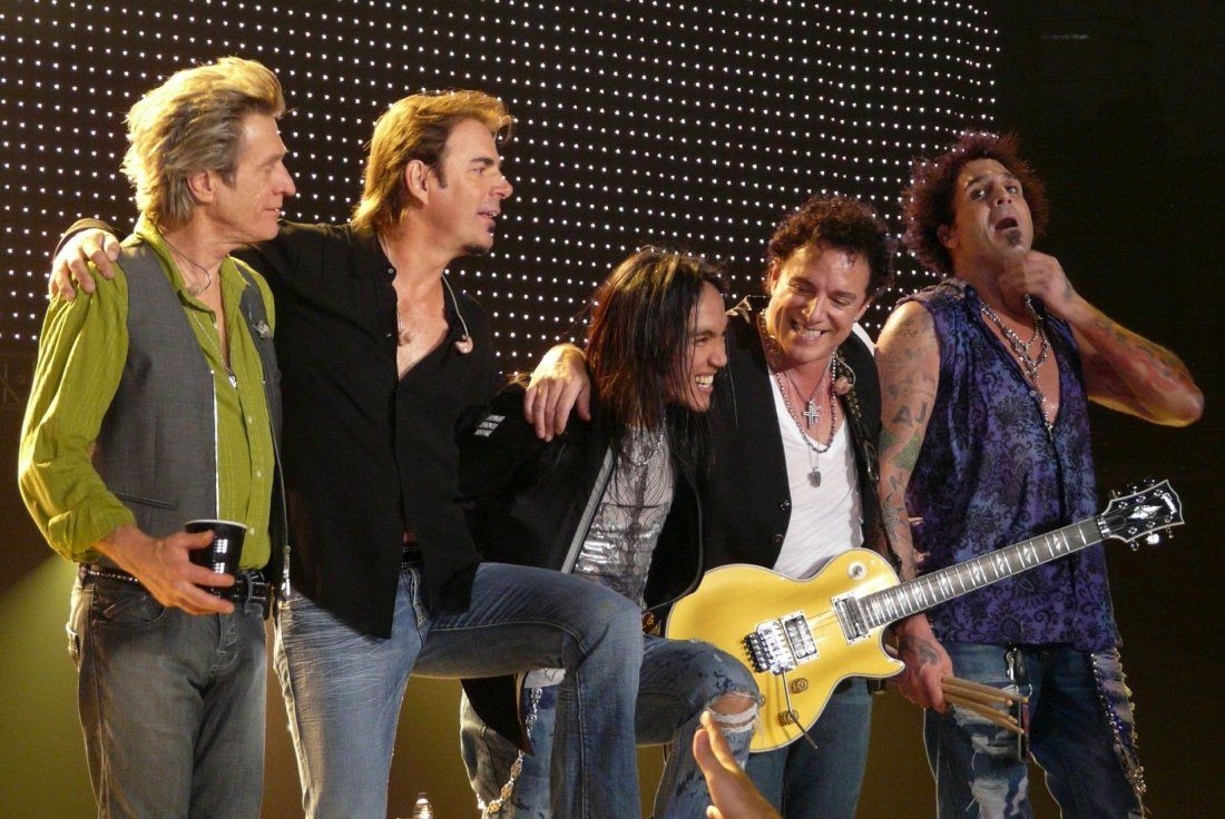 Journey The Pretenders At Van Andel Arena Grand Rapids MI Van 