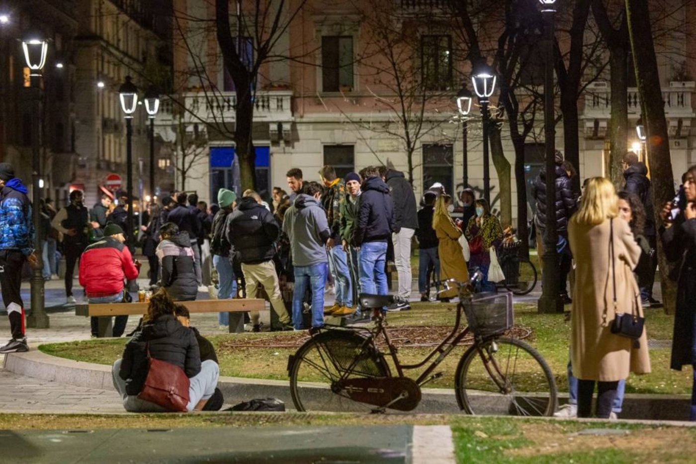 🍹 International Aperitivo in Isola: Drinks &amp; Piazzetta 🍸